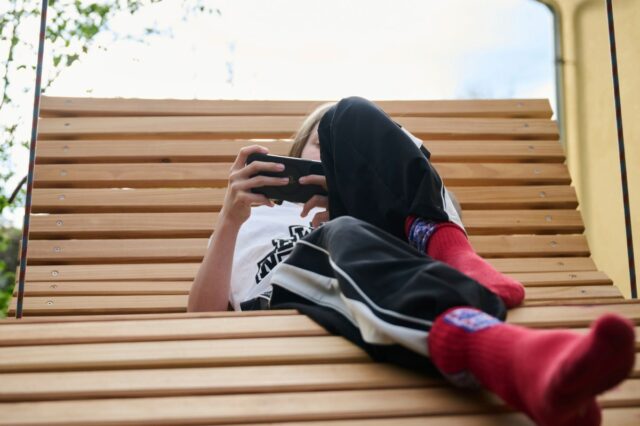 Novos rótulos de alerta de saúde mental em aplicativos de mídia social se aplicam a milhões
