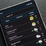 Um Pixel 9 Pro rodando Android 16 QPR1, mostrando notificações na tela de bloqueio