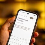 Um smartphone com tela verde repousa sobre pedras.