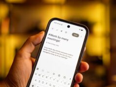 O Android está finalmente corrigindo uma das peculiaridades mais irritantes da captura de tela de rolagem Um smartphone com tela verde repousa sobre pedras.