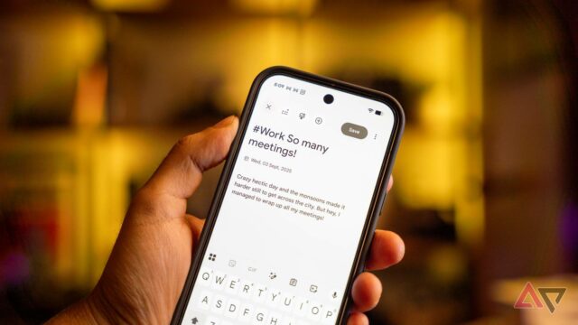 O Android está finalmente corrigindo uma das peculiaridades mais irritantes Um smartphone com tela verde repousa sobre pedras.