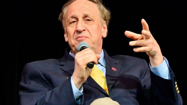 O CEO da AMC Theatres, Adam Aron, teve um pequeno derrame e espera uma “recuperação rápida e total”, afirma a empresa
