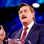 O CEO da MyPillow, Mike Lindell, arquiva a papelada para o potencial governador de Minnesota concorrer para destituir Tim Walz