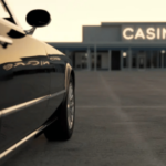 O Conselho de Controle de Jogos da Pensilvânia proíbe 15 pessoas de jogar. Carro estacionado em frente à entrada de um cassino, simbolizando restrições ao jogo e ações de fiscalização.