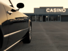 O Conselho de Controle de Jogos da Pensilvânia proíbe 15 pessoas de jogar O Conselho de Controle de Jogos da Pensilvânia proíbe 15 pessoas de jogar. Carro estacionado em frente à entrada de um cassino, simbolizando restrições ao jogo e ações de fiscalização.