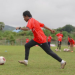 O Festival de Futebol Popular é lançado oficialmente em Labuan Bajo, Evan Dimas se torna um ímã para jovens jogadores