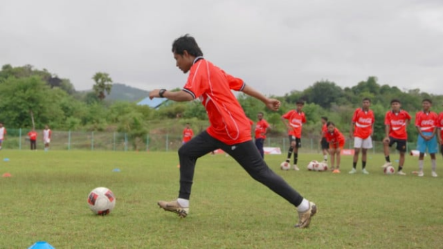 O Festival de Futebol Popular é lançado oficialmente em Labuan O Festival de Futebol Popular é lançado oficialmente em Labuan Bajo, Evan Dimas se torna um ímã para jovens jogadores
