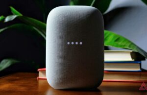 O Google Home está perdendo tempos de deslocamento em tempo real desde que o Gemini apareceu Ilustração de um alto-falante inteligente Google Home com o logotipo Gemini e Google Home na frente