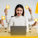 Colagem mostrando mãos segurando um smartphone, conectadas a listas de verificação flutuantes do Google Keep, notas e etiquetas coloridas contra um fundo amarelo.