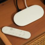 Renderização do Google TV Streamer em sua opção de cor avelã contra um fundo branco.
