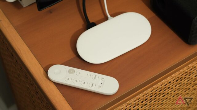 Renderização do Google TV Streamer em sua opção de cor avelã contra um fundo branco.