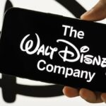 O Google supostamente remove vídeos de IA de personagens da Disney após cessar e desistir