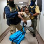 Apesar de a administração Trump dizer que iria atrás de criminosos e ameaças violentas, as autoridades de imigração prenderam milhares de pessoas com antecedentes criminais, de acordo com dados recentemente obtidos (Getty Images)