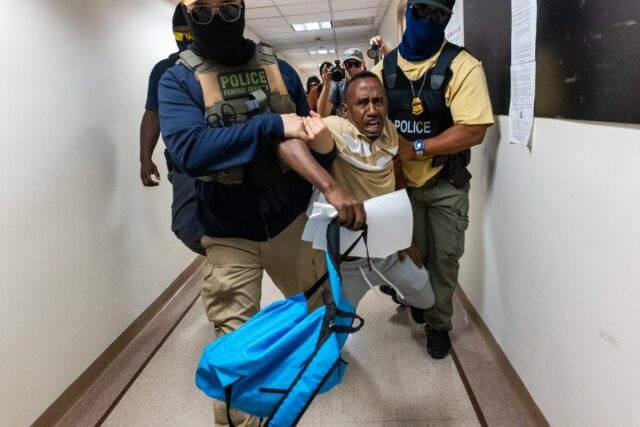 O ICE prendeu quase 75 mil pessoas sem antecedentes criminais Apesar de a administração Trump dizer que iria atrás de criminosos e ameaças violentas, as autoridades de imigração prenderam milhares de pessoas com antecedentes criminais, de acordo com dados recentemente obtidos (Getty Images)