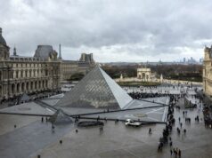 O Louvre é atingido por novo erro embaraçoso O Louvre é atingido por novo erro embaraçoso