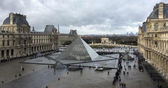O Louvre é atingido por novo erro embaraçoso
