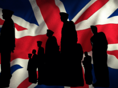 O MOD do Reino Unido está desenvolvendo uma nova política que se concentra na redução de danos do jogo para veteranos e membros em serviço O MOD do Reino Unido está desenvolvendo uma nova política que se concentra na redução dos danos do jogo para veteranos e membros em serviço. Silhuetas de militares britânicos em frente a uma grande bandeira Union Jack, simbolizando as forças armadas e os veteranos do Reino Unido.