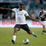 Jason Wilcox, Omar Berrada e Sir Jim Ratcliffe nas arquibancadas.