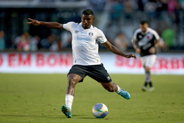 Jason Wilcox, Omar Berrada e Sir Jim Ratcliffe nas arquibancadas.