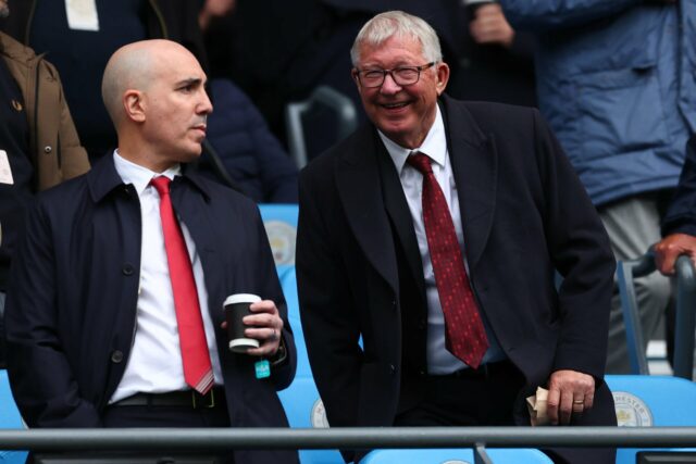 O zagueiro do Manchester United, Jonny Evans, chega a Old Trafford.