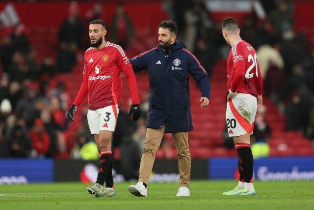 O Man Utd acabará com a maldição do Bournemouth porque O técnico do Manchester United, Ruben Amorim, se afasta entre Amad Diallo do Manchester United (L) e Lisandro Martinez do Manchester United após a partida da Premier League entre Manchester United FC e AFC Bournemouth em Old Trafford em 22 de dezembro de 2024