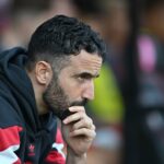 Antoine Semenyo, do Bournemouth, comemora depois de marcar um gol para fazer o 1 a 0 durante a partida da Premier League entre AFC Bournemouth e Fulham FC no Vitality Stadium em 14 de abril de 2025