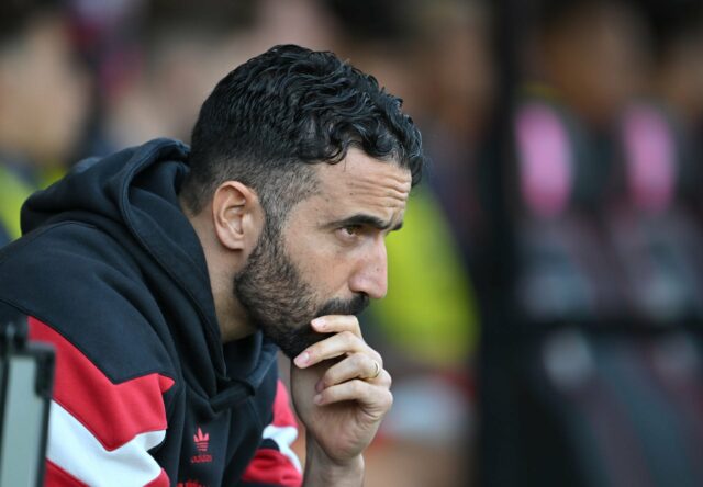 Antoine Semenyo, do Bournemouth, comemora depois de marcar um gol para fazer o 1 a 0 durante a partida da Premier League entre AFC Bournemouth e Fulham FC no Vitality Stadium em 14 de abril de 2025