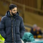 Noah Sadiki jogando em Old Trafford