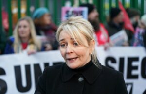 O Partido Trabalhista de Starmer foi rotulado de ‘austeridade leve’ e ‘sem leme’ em ataque contundente ao PM pelo chefe do Unite Sharon Graham quer que o governo apoie os trabalhadores em 2026 (PA)