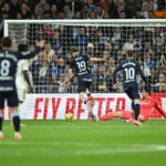 O goleiro romeno nº 13 do Celta Vigo, Ionut Andrei Radu (L), acerta a bola durante a partida de futebol da liga espanhola entre Real Madrid CF e RC Celta de Vigo no Estádio Santiago Bernabeu, em Madrid, em 7 de dezembro de 2025. (Foto de Thomas COEX / AFP)