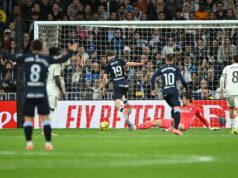 O Real Madrid implode com a surpreendente vitória do Celta Vigo por 2 a 0 no Bernabéu O goleiro romeno nº 13 do Celta Vigo, Ionut Andrei Radu (L), acerta a bola durante a partida de futebol da liga espanhola entre Real Madrid CF e RC Celta de Vigo no Estádio Santiago Bernabeu, em Madrid, em 7 de dezembro de 2025. (Foto de Thomas COEX / AFP)