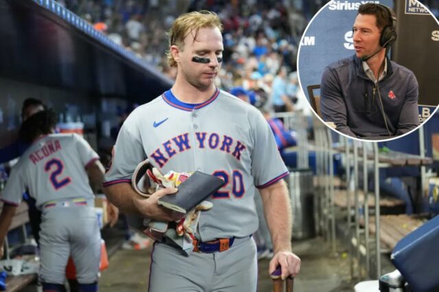 Pete Alonso, do New York Mets, reúne seus pertences no banco de reservas depois que o Mets perdeu para o Miami Marlins em um jogo de beisebol, domingo, 28 de setembro de 2025, em Miami. 