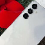 Samsung Galaxy A16 à luz do sol com flores atrás