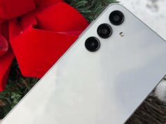 O Samsung Galaxy A16 prova que a maioria dos compradores quer apenas um bom telefone – não um de US$ 1.000 Samsung Galaxy A16 à luz do sol com flores atrás