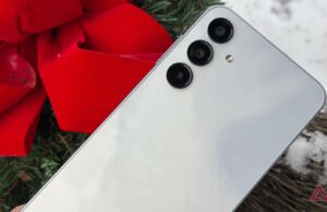 O Samsung Galaxy A16 prova que a maioria dos compradores quer apenas um bom telefone – não um de US$ 1.000 Samsung Galaxy A16 à luz do sol com flores atrás