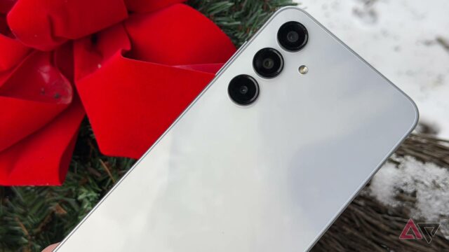 O Samsung Galaxy A16 prova que a maioria dos compradores Samsung Galaxy A16 à luz do sol com flores atrás