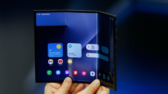 Um smartphone Samsung Electronics Co. Galaxy Z TriFold em exibição durante uma prévia de mídia