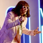 Rei Ami e Ashby Florence disparam um canhão Labubu no TikTok Awards