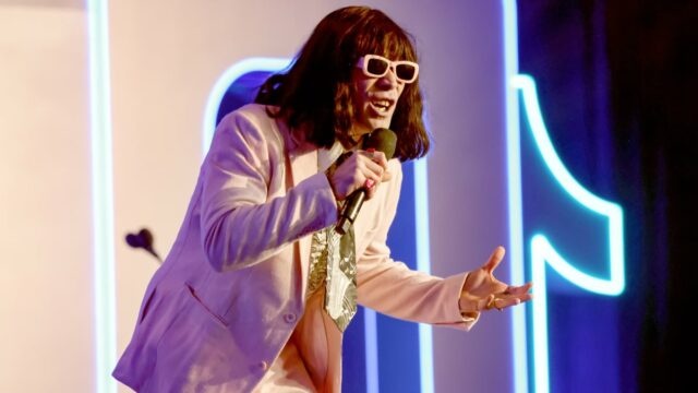 Rei Ami e Ashby Florence disparam um canhão Labubu no TikTok Awards