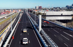 O West Gate Tunnel de Melbourne está finalmente abrindo. Aqui está o que isso significa para os motoristas O projeto de US$ 10,2 bilhões promete tirar mais de 9.000 caminhões das estradas locais e economizar aos motoristas até 20 minutos no tempo de viagem quando for inaugurado no domingo.