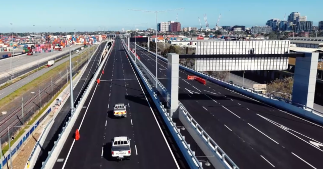 O West Gate Tunnel de Melbourne está finalmente abrindo. Aqui O projeto de US$ 10,2 bilhões promete tirar mais de 9.000 caminhões das estradas locais e economizar aos motoristas até 20 minutos no tempo de viagem quando for inaugurado no domingo.