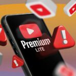 Um telefone exibindo o logotipo do YouTube Premium Lite na tela, cercado por sinais de alerta e ícones do YouTube.