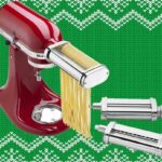 Batedeira KitchenAid vermelha com acessório para fazer macarrão.