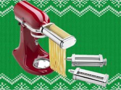 O acessório para fazer macarrão KitchenAid tem 40% de desconto e chega antes do Natal Batedeira KitchenAid vermelha com acessório para fazer macarrão.
