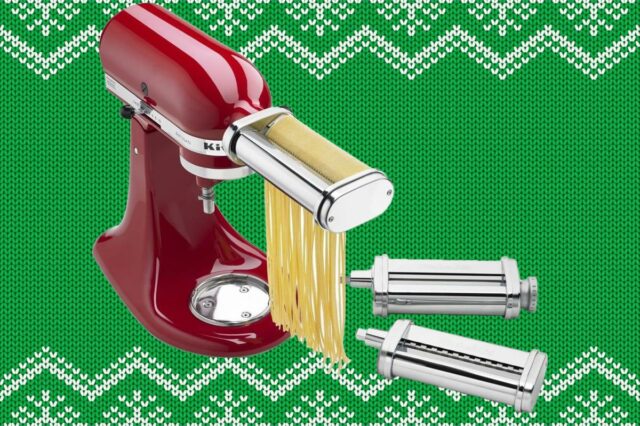 Batedeira KitchenAid vermelha com acessório para fazer macarrão.
