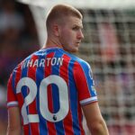 Adam Wharton jogando contra a Albânia pela Inglaterra.