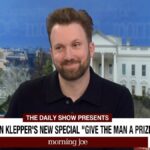 O apresentador do 'The Daily Show', Jordan Klepper, diz a 'Morning Joe' que não está vendo Trump ganhar o título de 'Presidente da Paz' | Vídeo