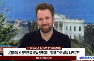 O apresentador do ‘The Daily Show’, Jordan Klepper, diz a ‘Morning Joe’ que não está vendo Trump ganhar o título de ‘Presidente da Paz’ | Vídeo O apresentador do 'The Daily Show', Jordan Klepper, diz a 'Morning Joe' que não está vendo Trump ganhar o título de 'Presidente da Paz' | Vídeo