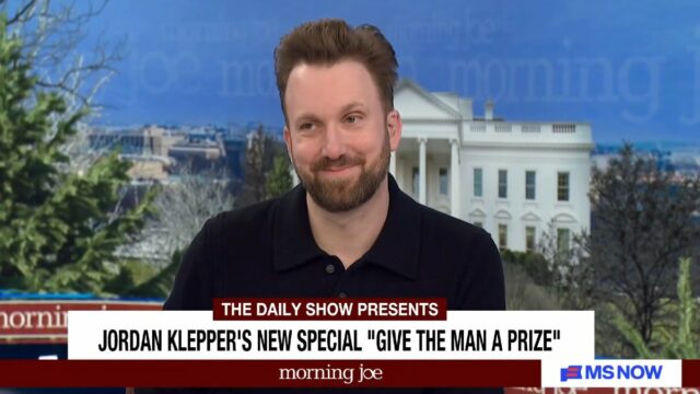 O apresentador do 'The Daily Show', Jordan Klepper, diz a 'Morning Joe' que não está vendo Trump ganhar o título de 'Presidente da Paz' | Vídeo
