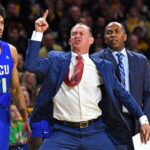 Joe Dooley em um jogo de 2017, quando era técnico da Costa do Golfo da Flórida.